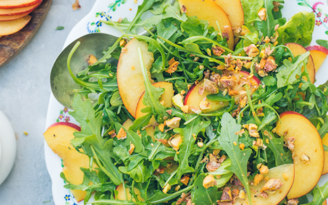 Salade van rucola en nectarines