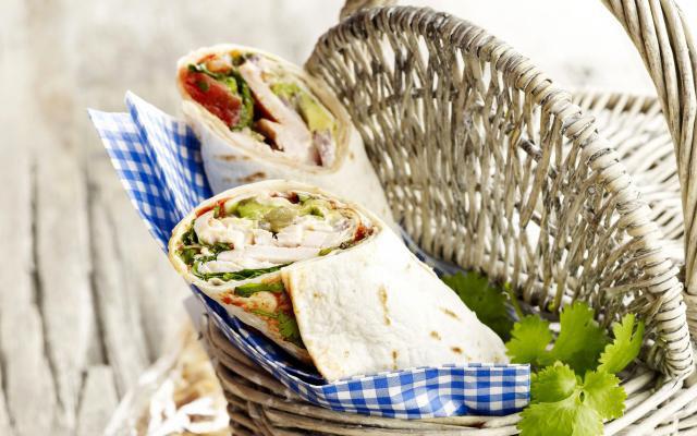 Lunchwrap met erwtjes, avocado en gerookte forel